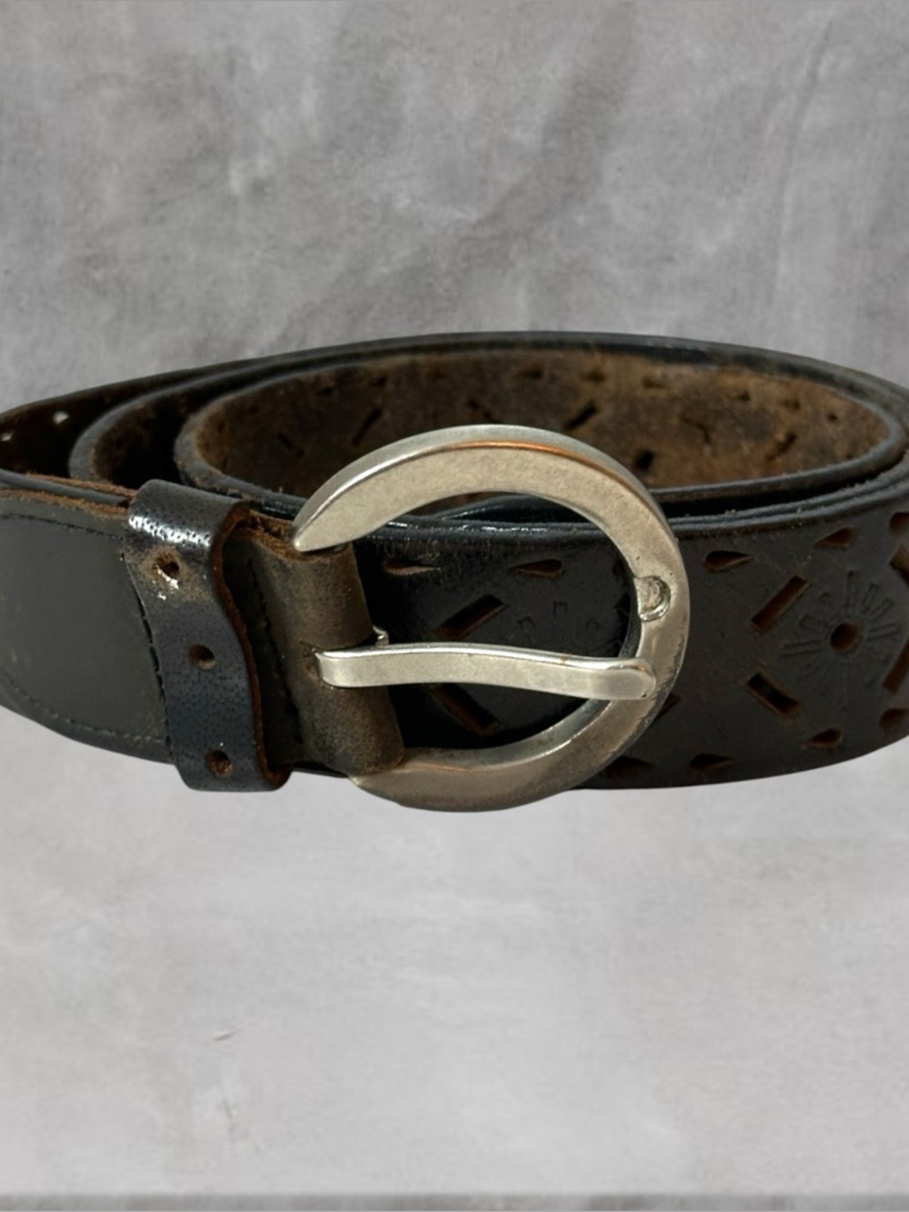 BLACK LEATHER PIERCED CUT OUT DESIGN BELT MEDIUM VINTAGE